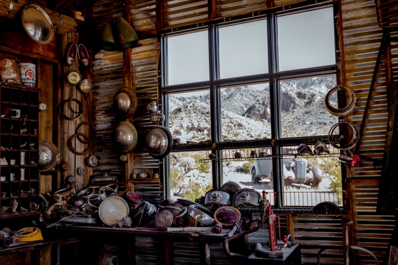 cordonnerie-ROQUEFORT LES PINS-min_shop_window_part_junk_abandoned-138873